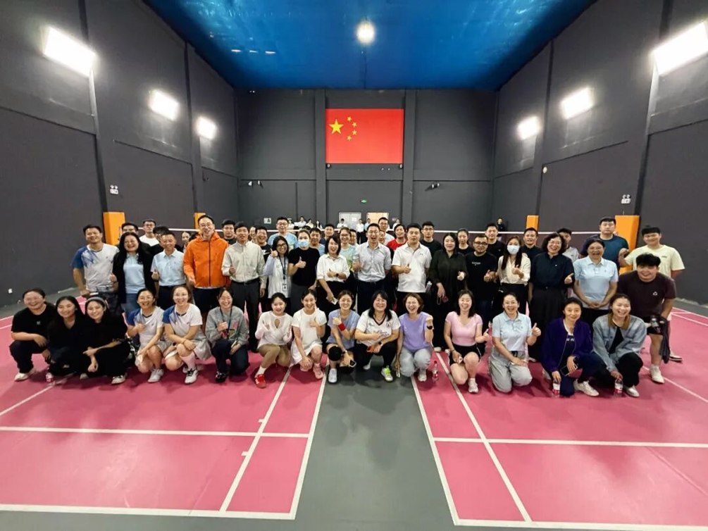 Participants gather on the badminton courts at the Zhongyi 1688 Industrial Park tournament